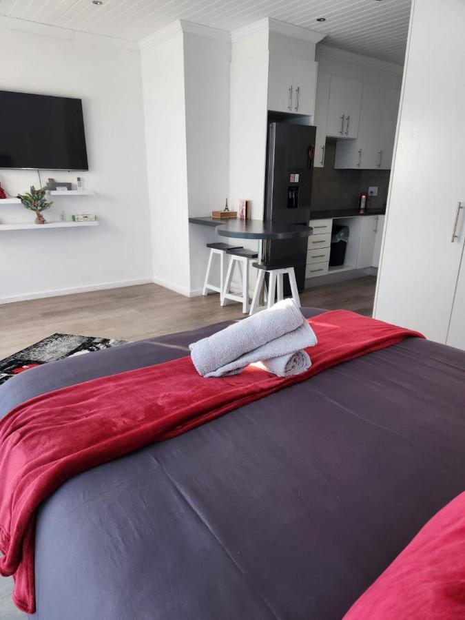 Guest house Grey House Is A Self Catering Unit With No Loadshedding